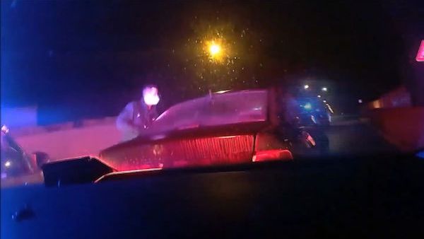 Mladík za volantem odmítal zastavit, pak naboural do policejního auta
